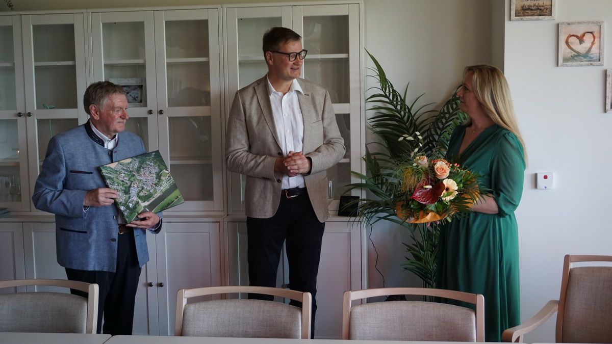 Bürgermeister Thomas Bodenhage (Mitte), Vermieter Jürgen Wiedbrauk (links), ASB-Tagespflegeleitung Sinaida Bukmaer (rechts). Bürgermeister Thomas Bodenhage (Mitte), Vermieter Jürgen Wiedbrauk (links), ASB-Tagespflegeleitung Sinaida Bukmaer (rechts).