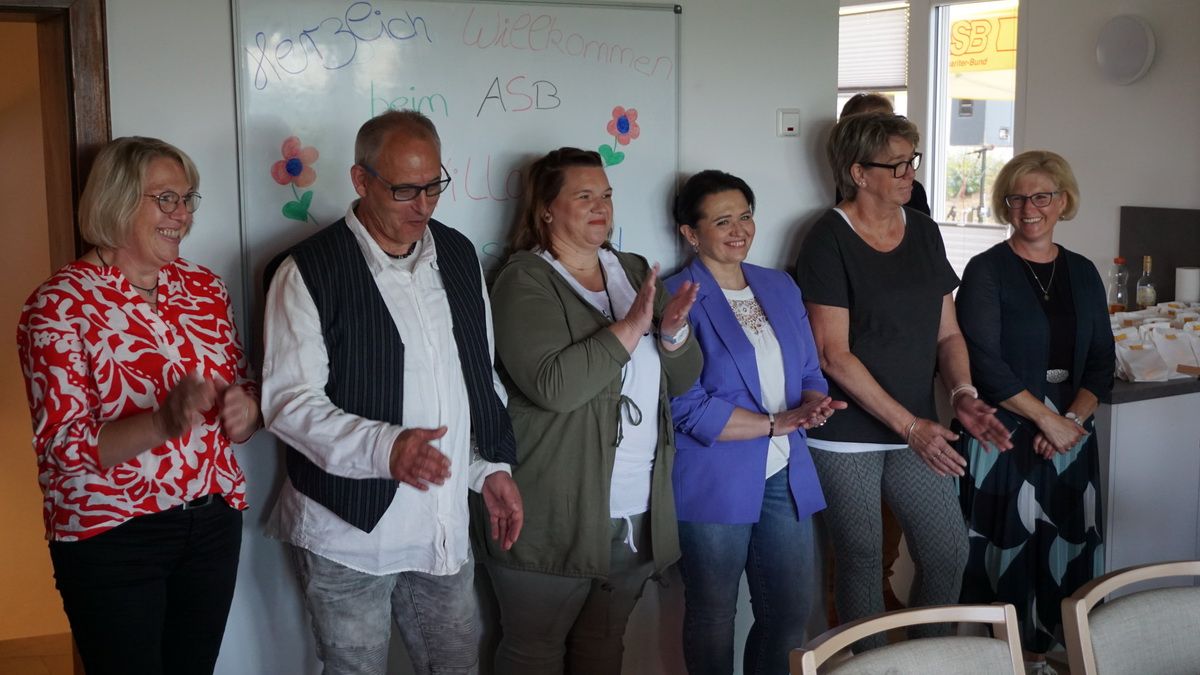 Team der ASB-Tagespflege Polle von links: Anja Ohm, Jens-Jörg Seidensticker, Daniela Kruse, Julia Vorat, Franziska Dörnchen, Annette Specht, (nicht auf dem Foto: Wolfgang Lücke und Swetlana Luzi). Team der ASB-Tagespflege Polle von links: Anja Ohm, Jens-Jörg Seidensticker, Daniela Kruse, Julia Vorat, Franziska Dörnchen, Annette Specht, (nicht auf dem Foto: Wolfgang Lücke und Swetlana Luzi).