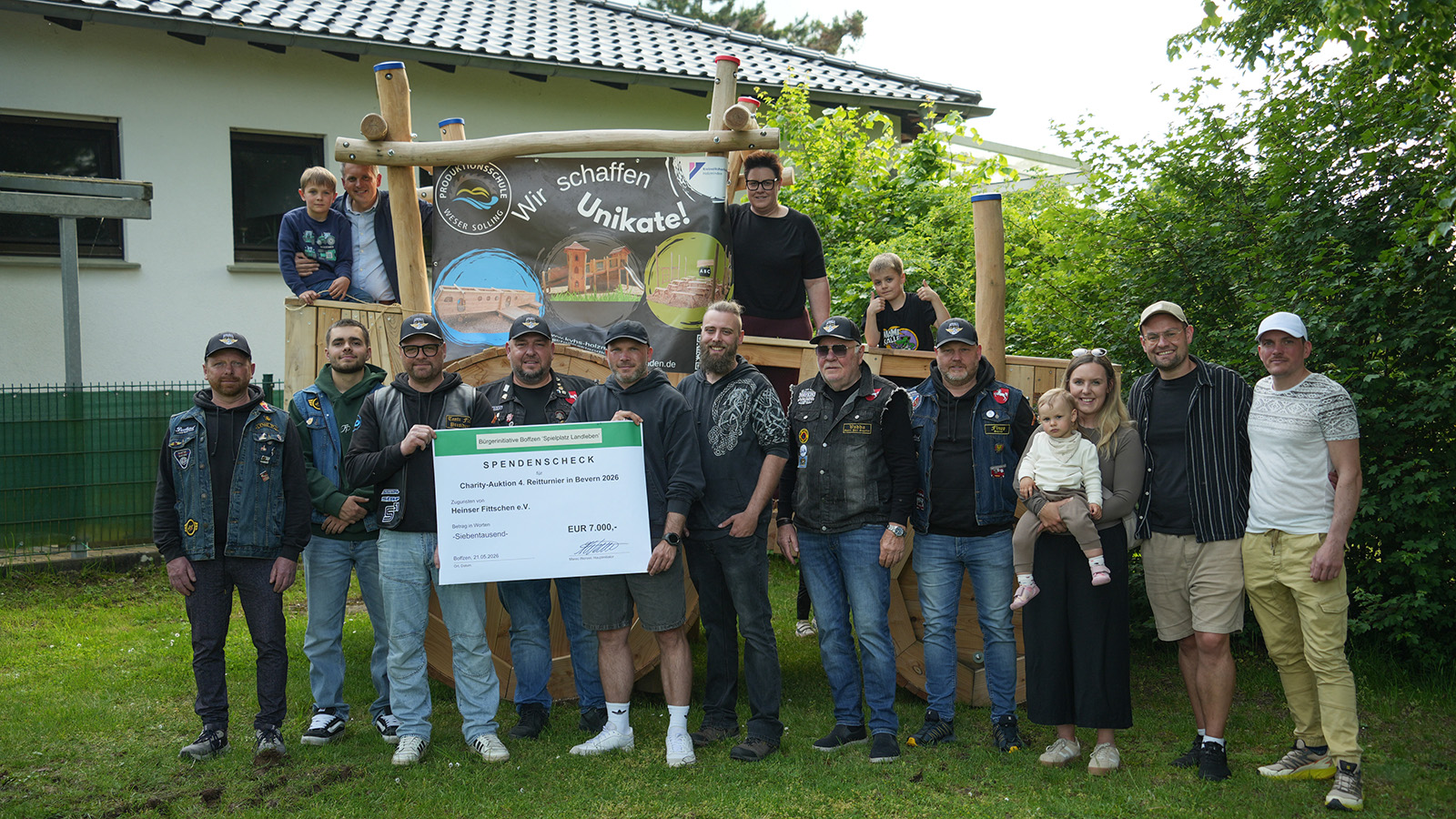 Charity-Auktion bringt Holztraktor nach Boffzen und 7.000 Euro für die Heinser Fittschen