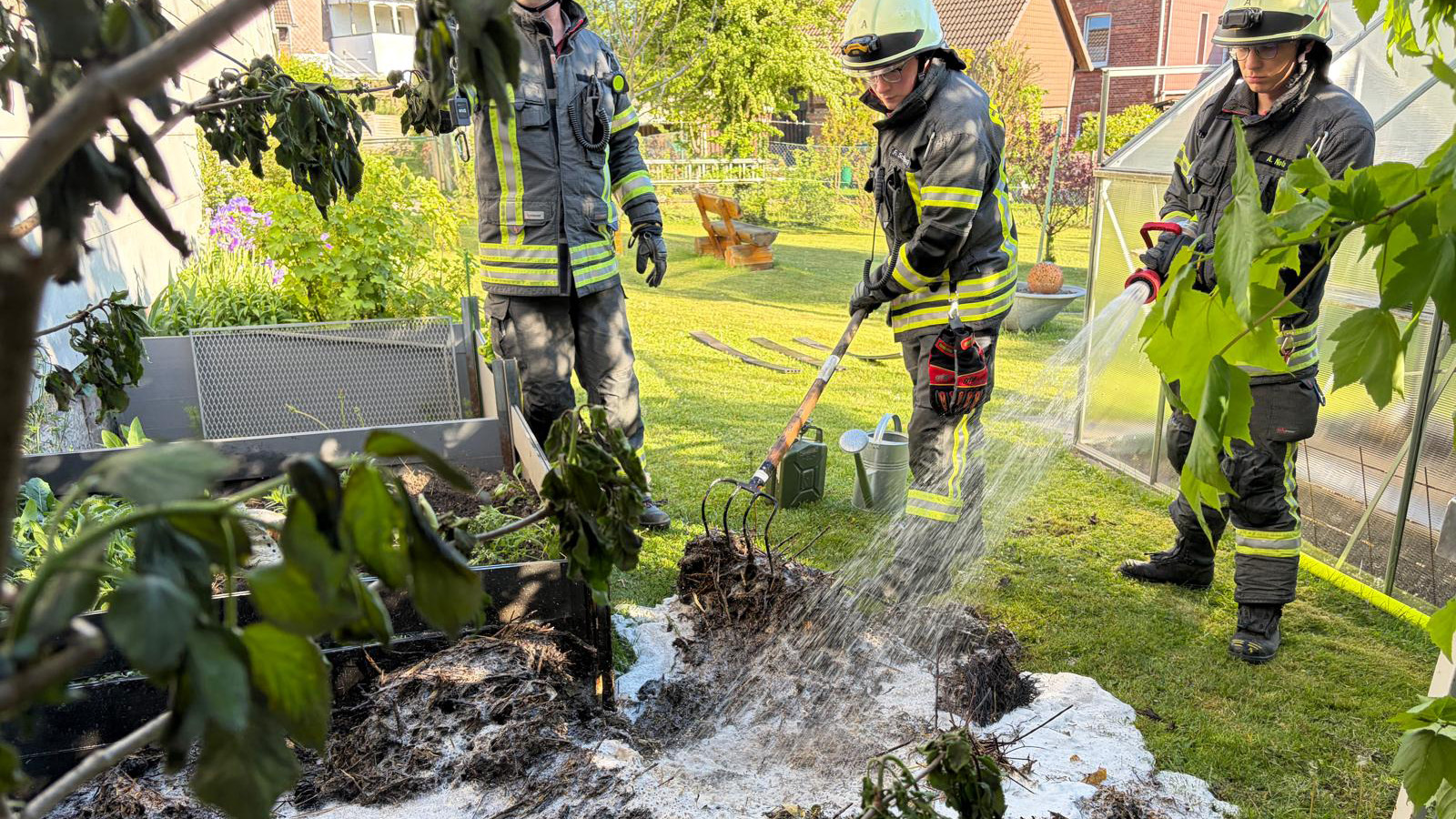 Feuerwehreinsatz in Eschershausen: Brennender Komposthaufen schnell gelöscht