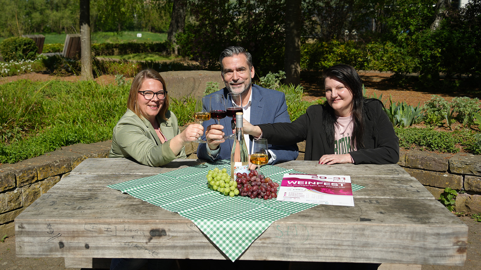 Wein im Glas, Weser im Blick: Holzminden lädt zum genussvollen Weinfest in den Duftgarten ein