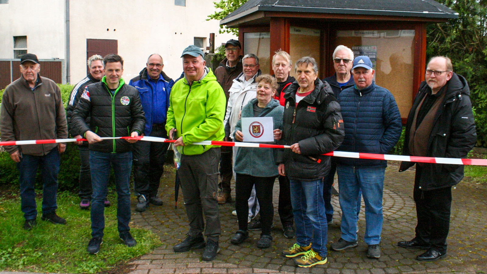 Infopilz in Lauenförde repariert: Ehrenamtliche stellen Informationspunkt wieder her