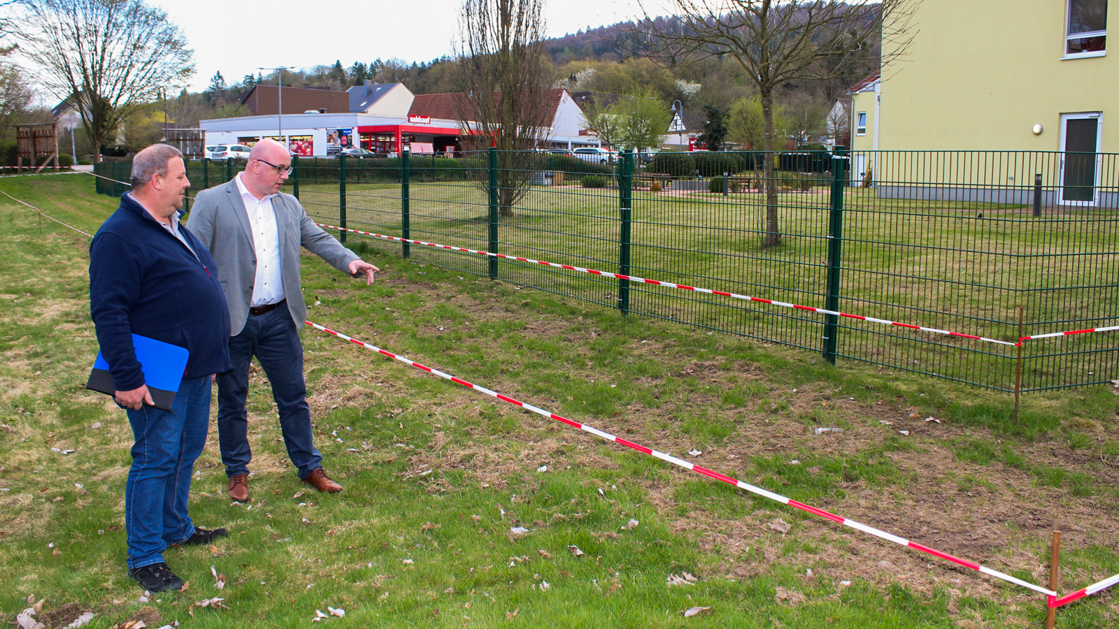 Stadt Eschershausen setzt Entwicklungskonzept um – Blühstreifen im Stadtpark angelegt und Retentionsflächen geschützt