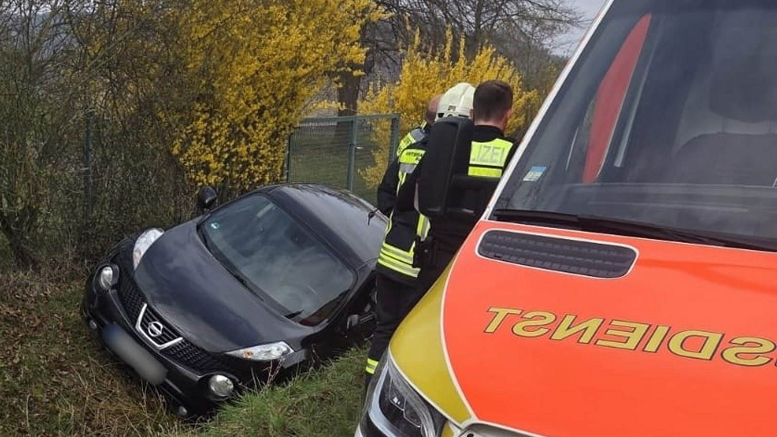 Ortsfeuerwehr Boffzen rettet eingeschlossene Person nach Pkw-Unfall auf der L550 bei Fürstenberg