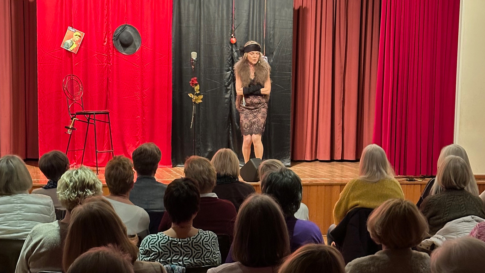 Revue „Angebissen!“ in Stadtoldendorf verbindet Humor, Satire und kritische Fragen zur Frauenrolle