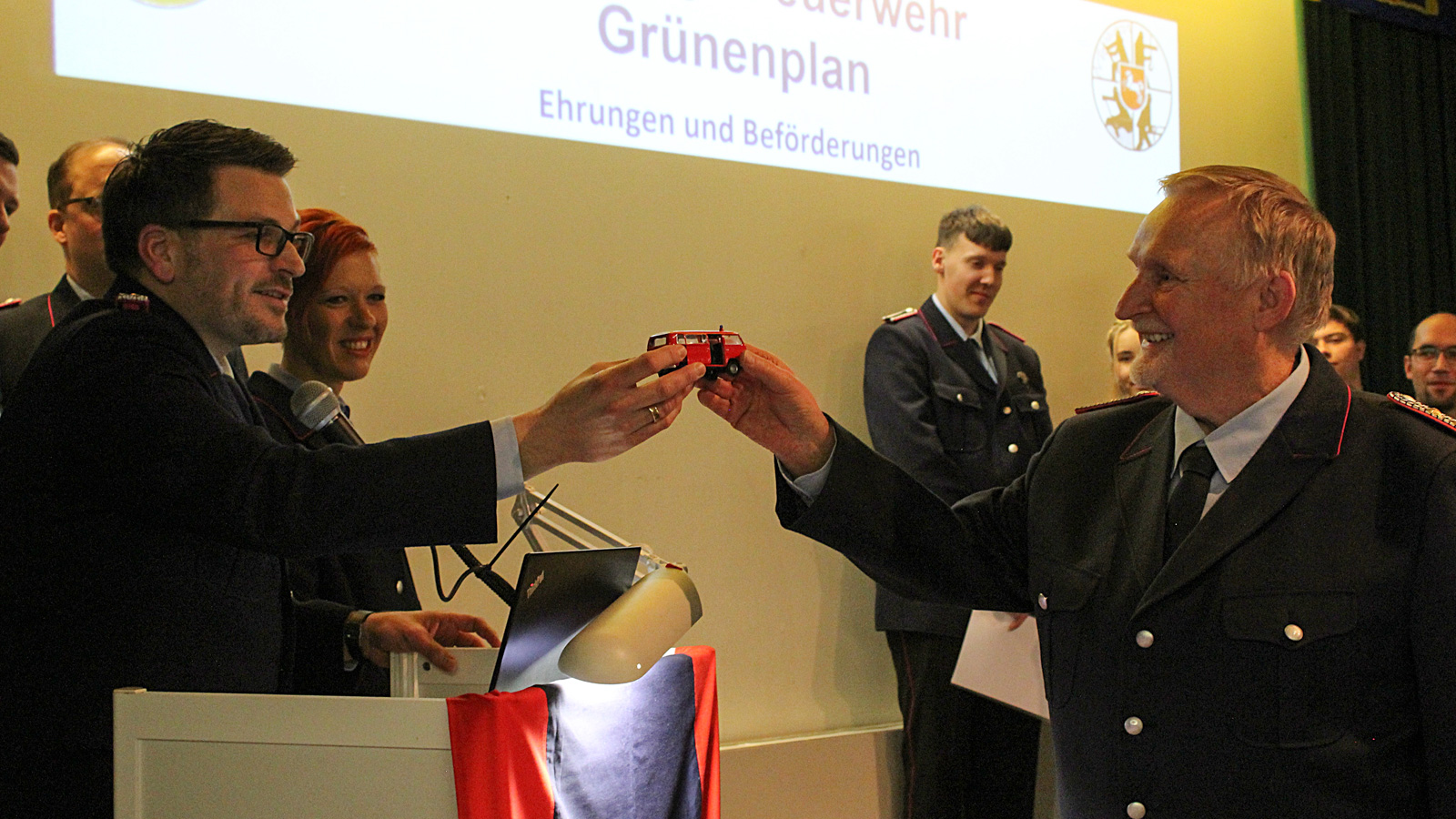 Übergabe des Bullis von Arne Lange an Michael Hage