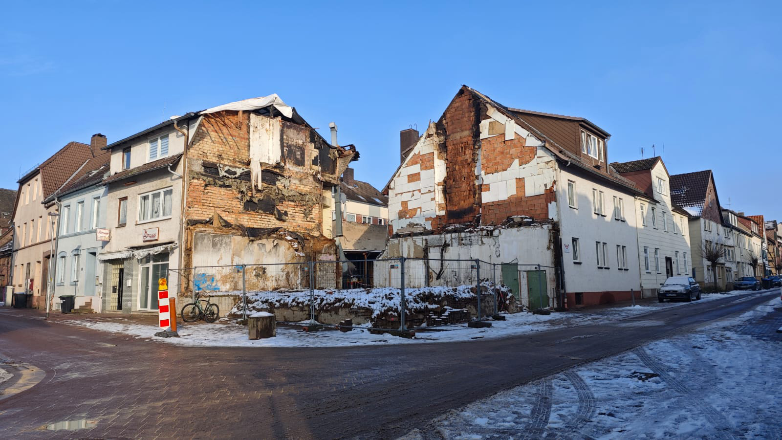 Nach Großbrand in Holzminden: Sperrungen aufgehoben, Brandstelle wird weiter abgesichert
