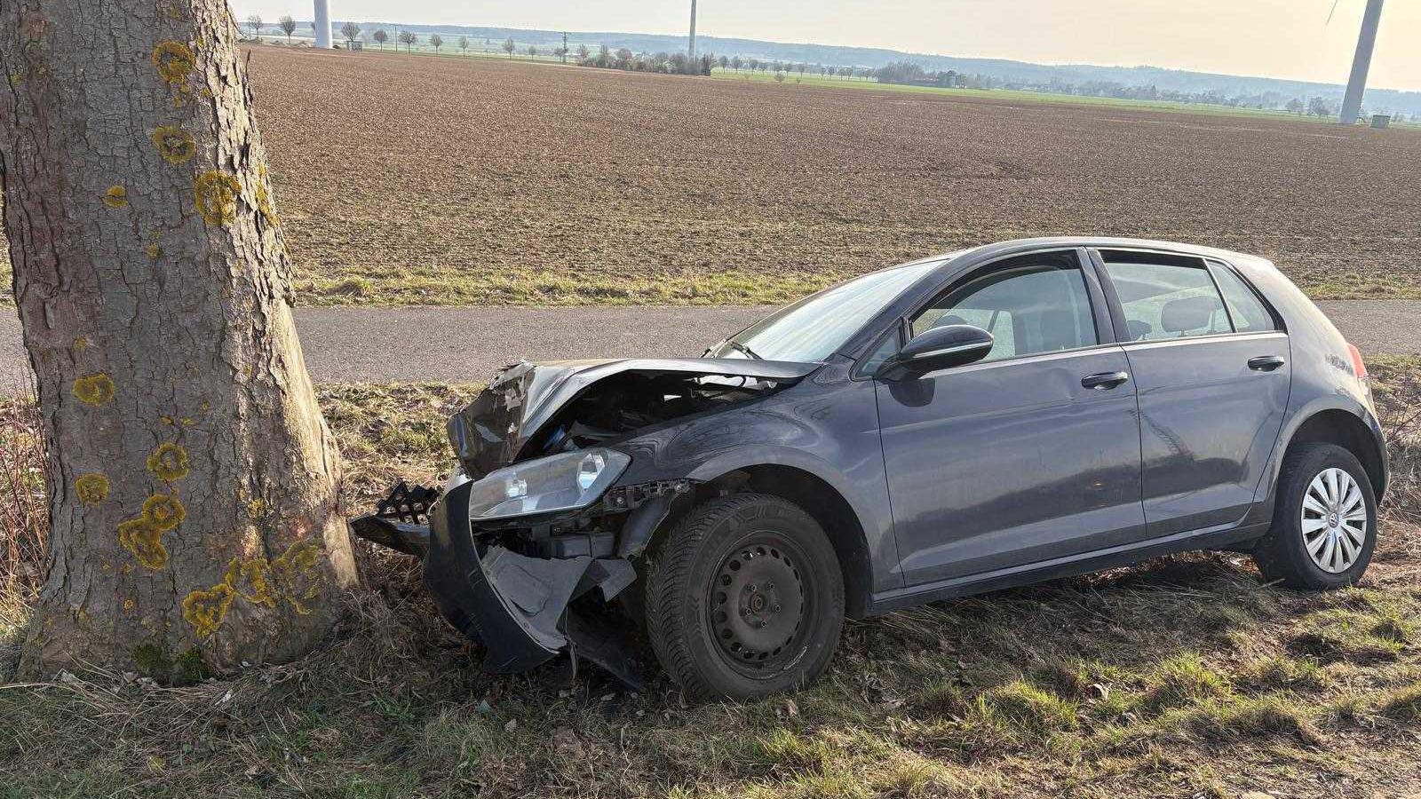 Pkw prallt bei Stadtoldendorf gegen Baum – Fahrer leicht verletzt