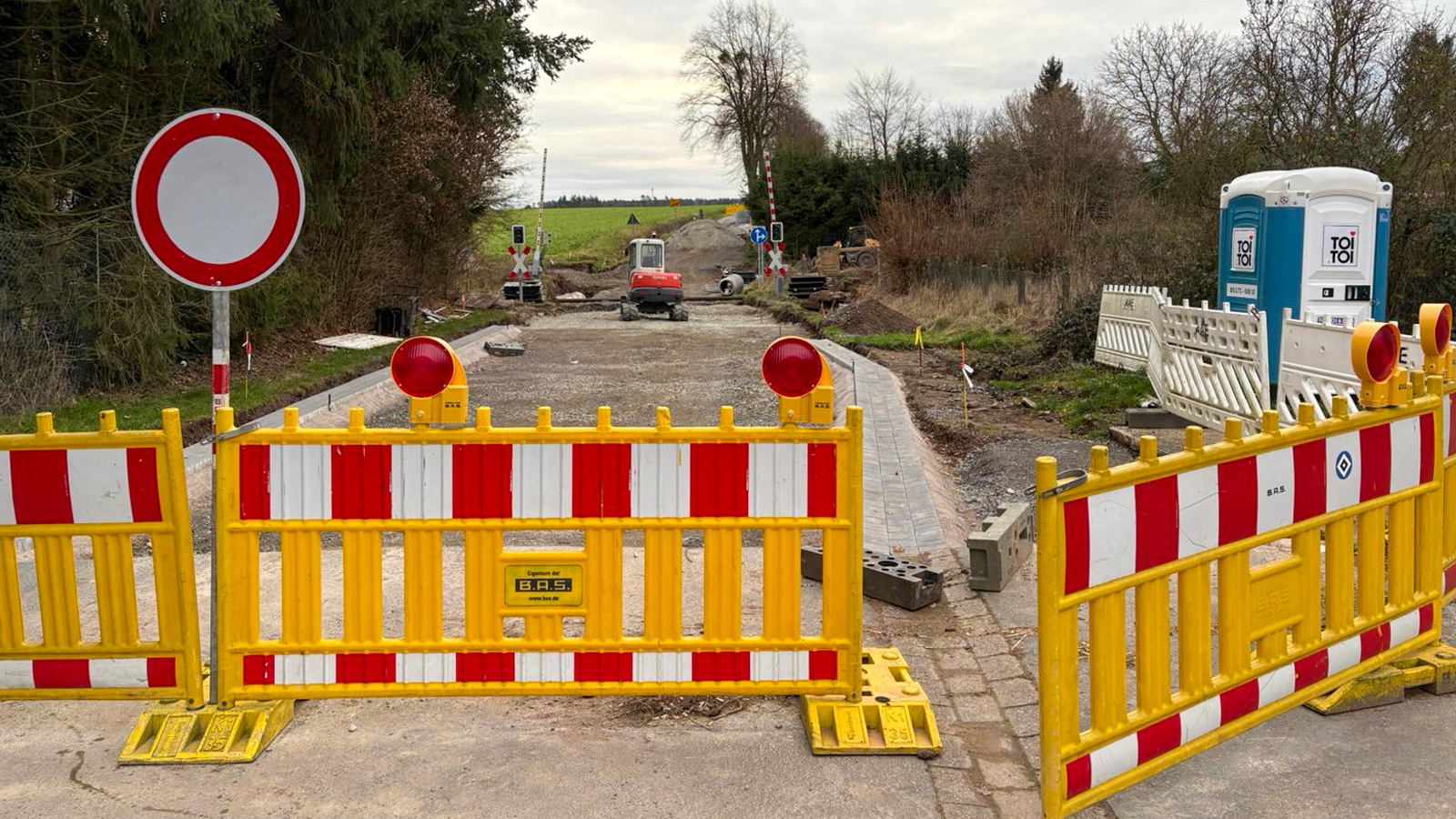 Verzögerung in Arholzen: Deutsche Bahn verschiebt Öffnung des Bahnübergangs „Heidbrinkstraße“
